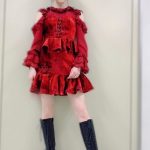乃木坂46 松村沙友理、膝上赤ドレス風衣装で美脚披露！「圧倒的スタイルとビジュアル」