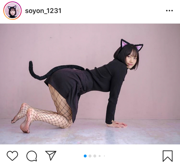 そよん、網タイツの黒猫コスプレショットを大量公開！「キュン死した」