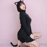 そよん、網タイツの黒猫コスプレショットを大量公開！「キュン死した」