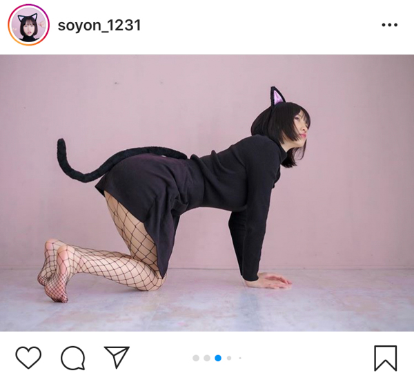 そよん、網タイツの黒猫コスプレショットを大量公開！「キュン死した」