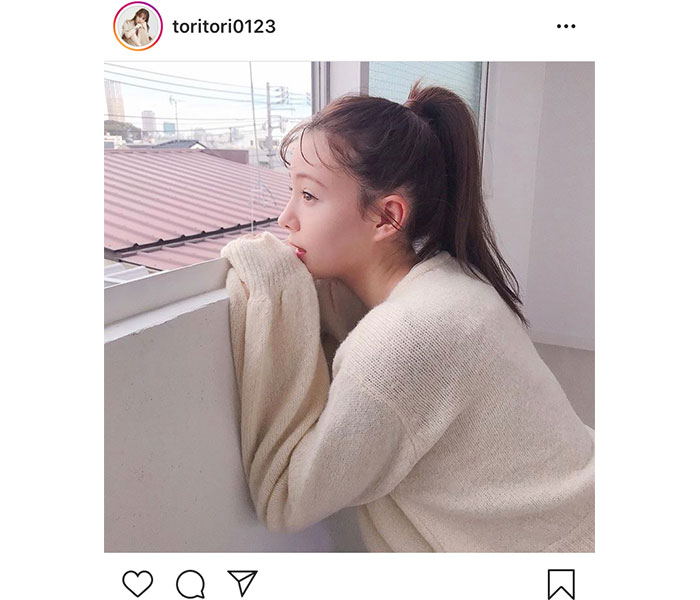 トリンドル玲奈、萌え袖で見つめる横顔ショットに反響！「赤ちゃんみたいに可愛い」