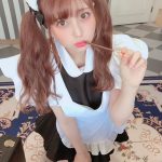 竹内星菜、メイド姿で上目遣いのポッキーショットに反響！「たべますか」？