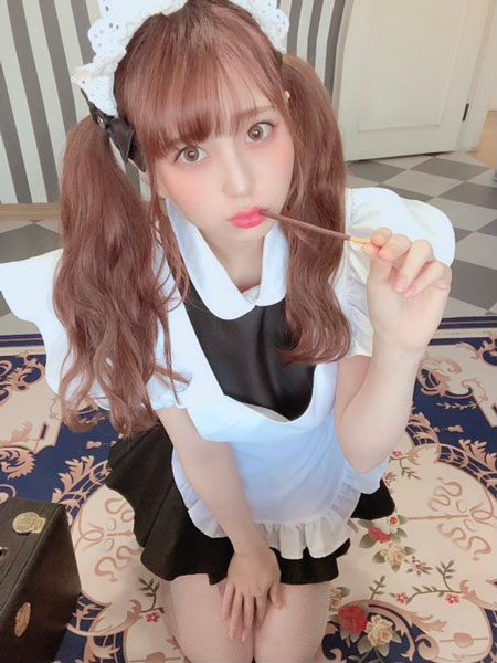 竹内星菜、メイド姿で上目遣いのポッキーショットに反響！「たべますか」？