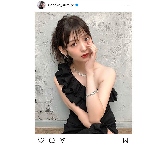 上坂すみれ、シックなワンショルダードレスでインスタフォロワーが32万人突破を報告！