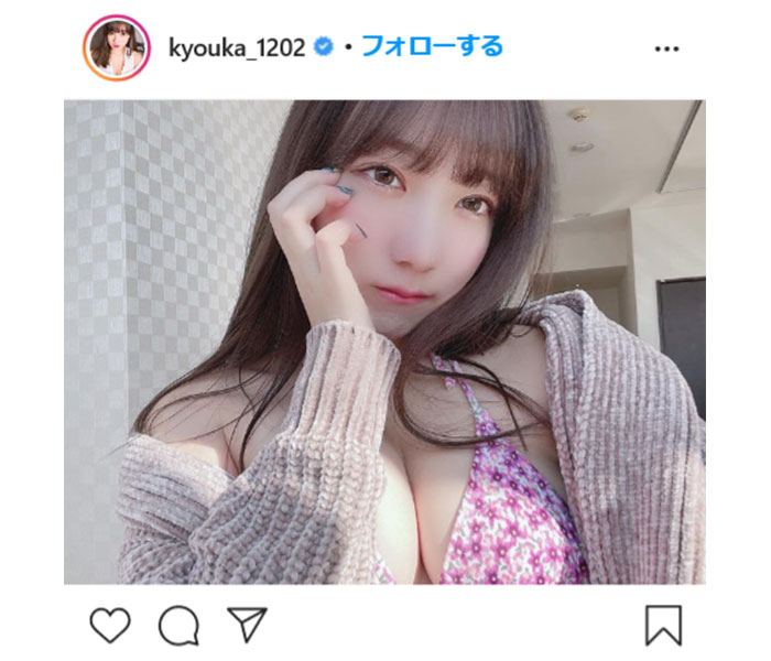 京佳、視線を奪われるむにーっバストを披露　「わーぉ、えちち」「セクシーで、めっちゃ美しいですね」