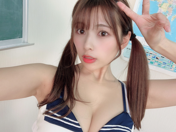 日比野友香、サンタクロースのコスプレショットに反響！「ともぴサンタ可愛い」「癒された」