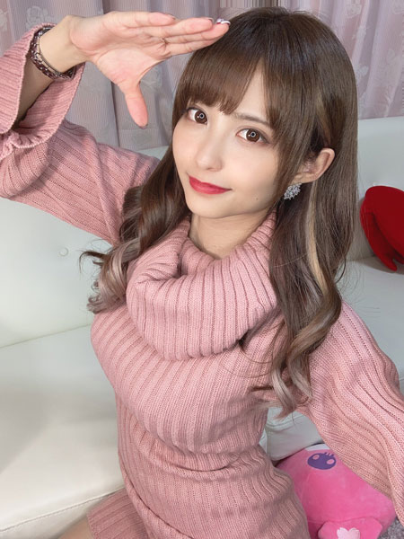 花咲れあ、ニットワンピース姿で美脚披露！「またまた可愛くなっちゃって」