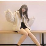 早川渚紗、モコモコのアウターと美脚がキュートな私服ショットに反響！