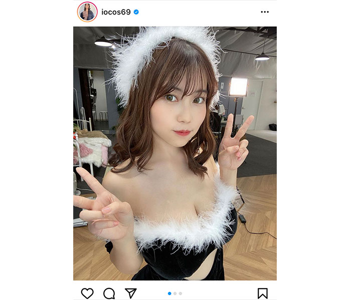 伊織いおが黒、赤、ポンチョのサンタコスプレを披露！ファンからの人気は？