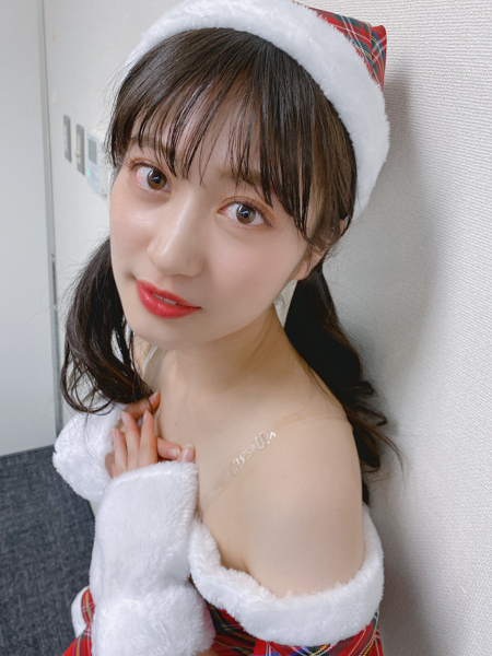 NMB48 川上千尋、オフショル×ロングブーツのサンタ姿に歓喜の声！「女神級のサンタ」