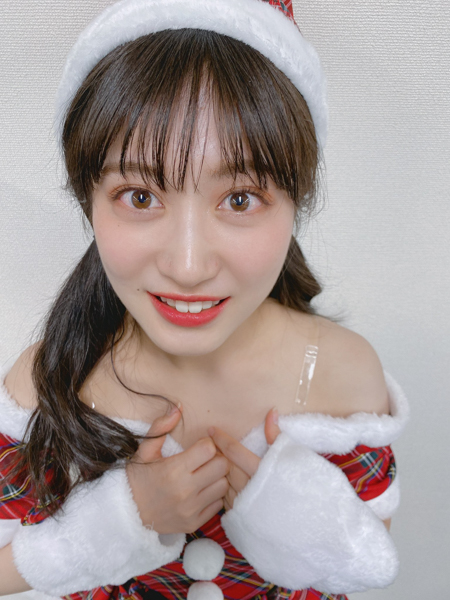 NMB48 川上千尋、オフショル×ロングブーツのサンタ姿に歓喜の声！「女神級のサンタ」