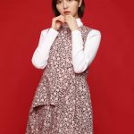 HKT48 森保まどか、白or黒コーデの生写真オフショット公開「選べんからまどか派！」