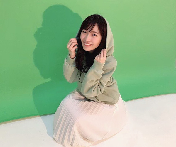 前島亜美、2021年カレンダーのオフショット公開！「どのスタイリングがお好きですか？」