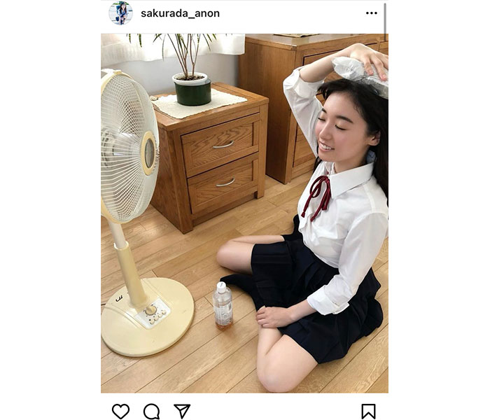桜田愛音、最後の高校制服姿を披露した写真集オフショットを公開！