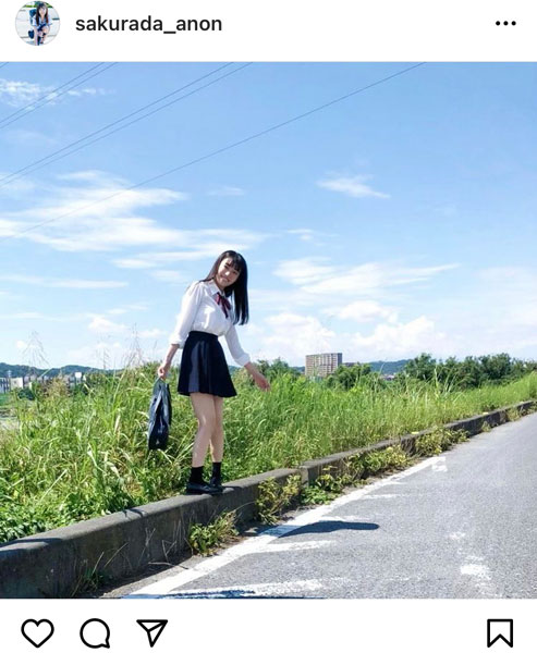 桜田愛音、最後の高校制服姿を披露した写真集オフショットを公開！