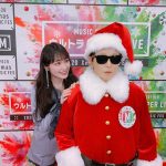 乃木坂46 高山一実、タモリサンタと2ショットで美脚公開！