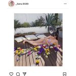吉澤遥奈、花に囲まれたカラフルビキニのオフショット公開！