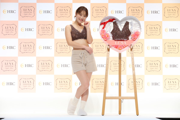 7人の鈴木奈々が7色のLUNAナイトブラで登場！ 鈴木奈々もビックリの奈々マスクファッションショー