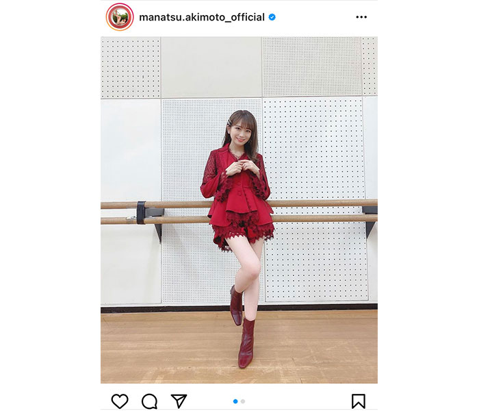 乃木坂46 秋元真夏、紅白で披露した赤衣装で美脚全開！