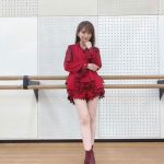 乃木坂46 秋元真夏、紅白で披露した赤衣装で美脚全開！