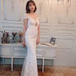 早瀬あや、背中開きのワンピースや白ドレス姿を披露