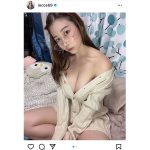 伊織いお、胸元あらわなメガネ女子ショット公開！「確信犯彼女どうぞ」