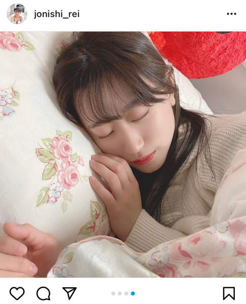 NMB48 上西怜、「おやすみ」の添い寝風ショットに反響！「その寝顔！待ってました」
