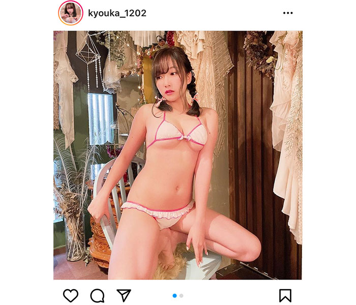 京佳、こぼれ落ちそうなふんわり“下乳ショット”に反響ぞくぞく！