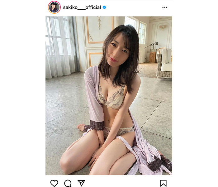 松井咲子、ナイトウェアを半脱ぎした肌見せランジェリー！「美しいです」「色気100％だよ」