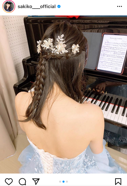 松井咲子、背中ざっくり開きの肌見せドレス姿を披露