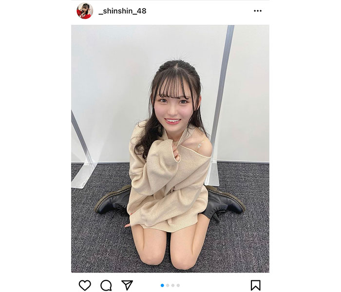 NMB48 新澤菜央、上目遣いの「あざとニット」姿に興味“しんしん”！