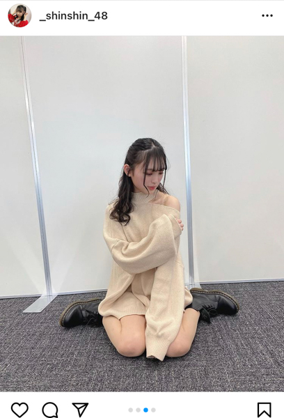 NMB48 新澤菜央、上目遣いの「あざとニット」姿に興味“しんしん”！