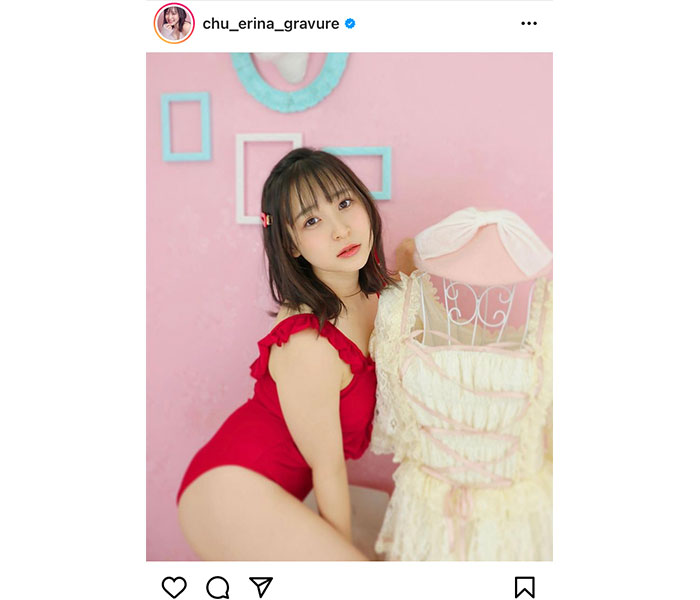 中崎絵梨奈、ガーリーさに溢れたかビキニショットで魅了