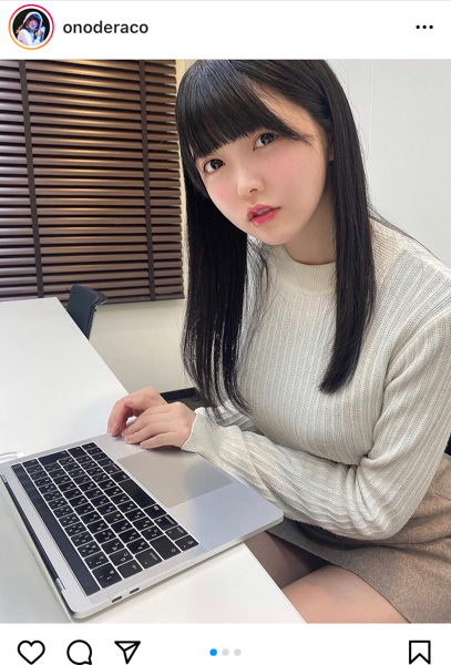 真っ白なキャンバス 小野寺梓、白ニットで浮き出る美ボディと太もも！「可愛い！毎日残業できる！」