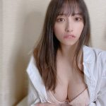 高梨瑞樹、着崩した“彼シャツ”から垣間見るふんわり美バスト