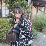 NMB48 梅山恋和、黒の振袖姿でお餅をパクり！
