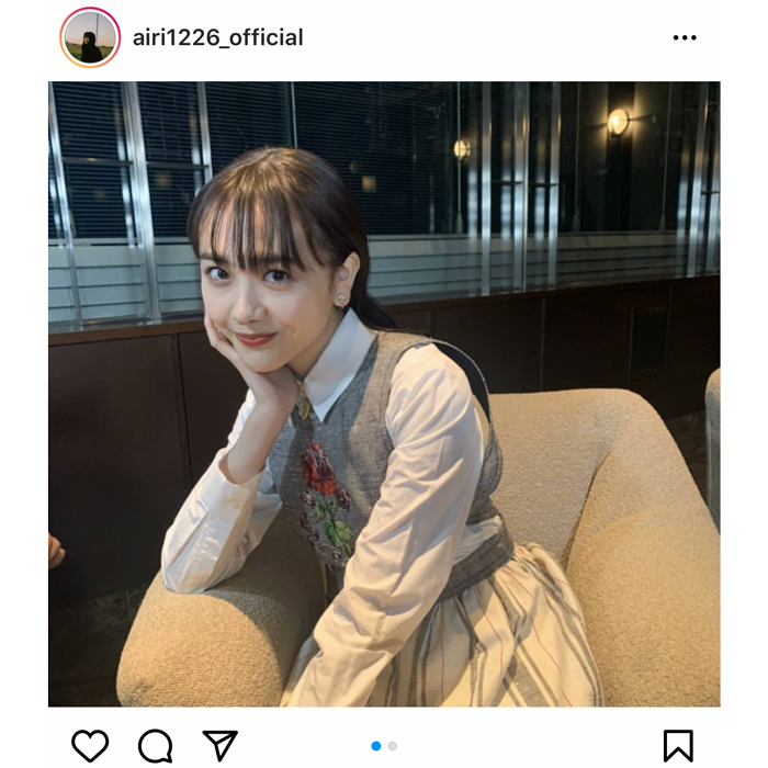 松井愛莉、舞台挨拶のオフショットで癒しの笑顔！「瞳の中に吸い込まれそう」