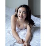 安倍乙、"デート感"溢れるグラビアで純白美ボディを披露