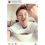 與真司郎（AAA）が朝食中の自撮りショット公開！