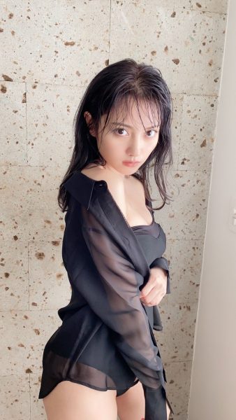 桃月なしこ、妖艶セクシーなグラビアで魅せる透明素肌！