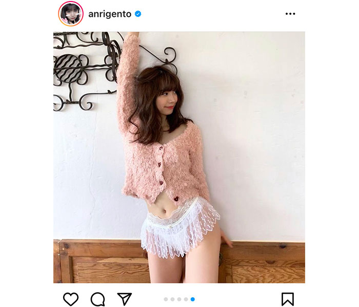 源藤アンリ、ソファでくつろぎ魅せる美脚に「スタイル抜群」「芸術ですね」と反響！