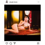 堀尾実咲、妖艶な金色ビキニで魅せるグラビアを披露！「えろめろ！！」