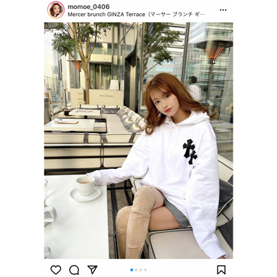 インスタグラマーのMOMOE、絶対領域がチラリと見えるパーカーコーデを披露！「脚がたまりませんね」