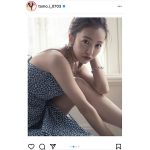板野友美、「大人の肌見せスタイル」がテーマのワンピースを着こなし「ともちんが作るお洋服、楽しみです」