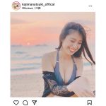 小嶋菜月、夕陽に映える眩しい笑顔の水着ショット