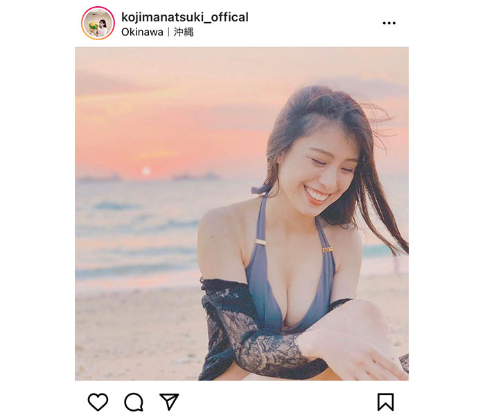 小嶋菜月、夕陽に映える眩しい笑顔の水着ショット