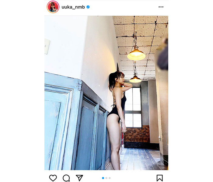 NMB48 加藤夕夏、黒水着姿で美脚&背中をセクシーに披露！