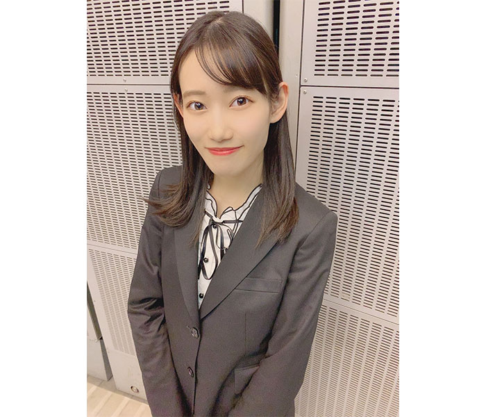 AKB48 黒須遥香、まるでオンライン面接のようなスーツ姿を披露！「スーツ似合う！」「入社してほしい人生でした」