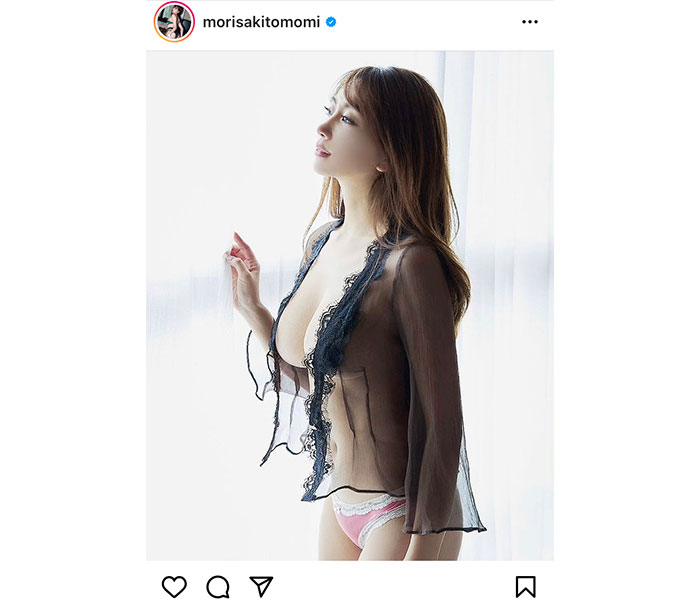 森咲智美、ふんわり美バストを見せつけた横乳ショット！