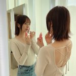 HKT48 森保まどか、背中開きのトップスを鏡越しで披露！「後ろ姿がお綺麗！」「美人過ぎて眩しいです」